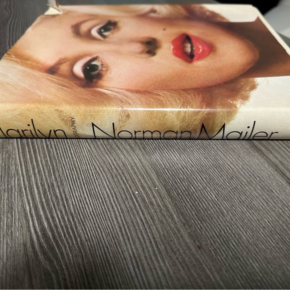 Marilyn Monroe book - Picture 3 of 5